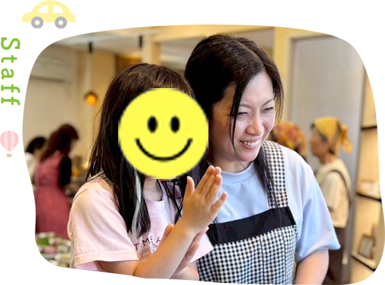 指導員と児童が寄り添っている写真